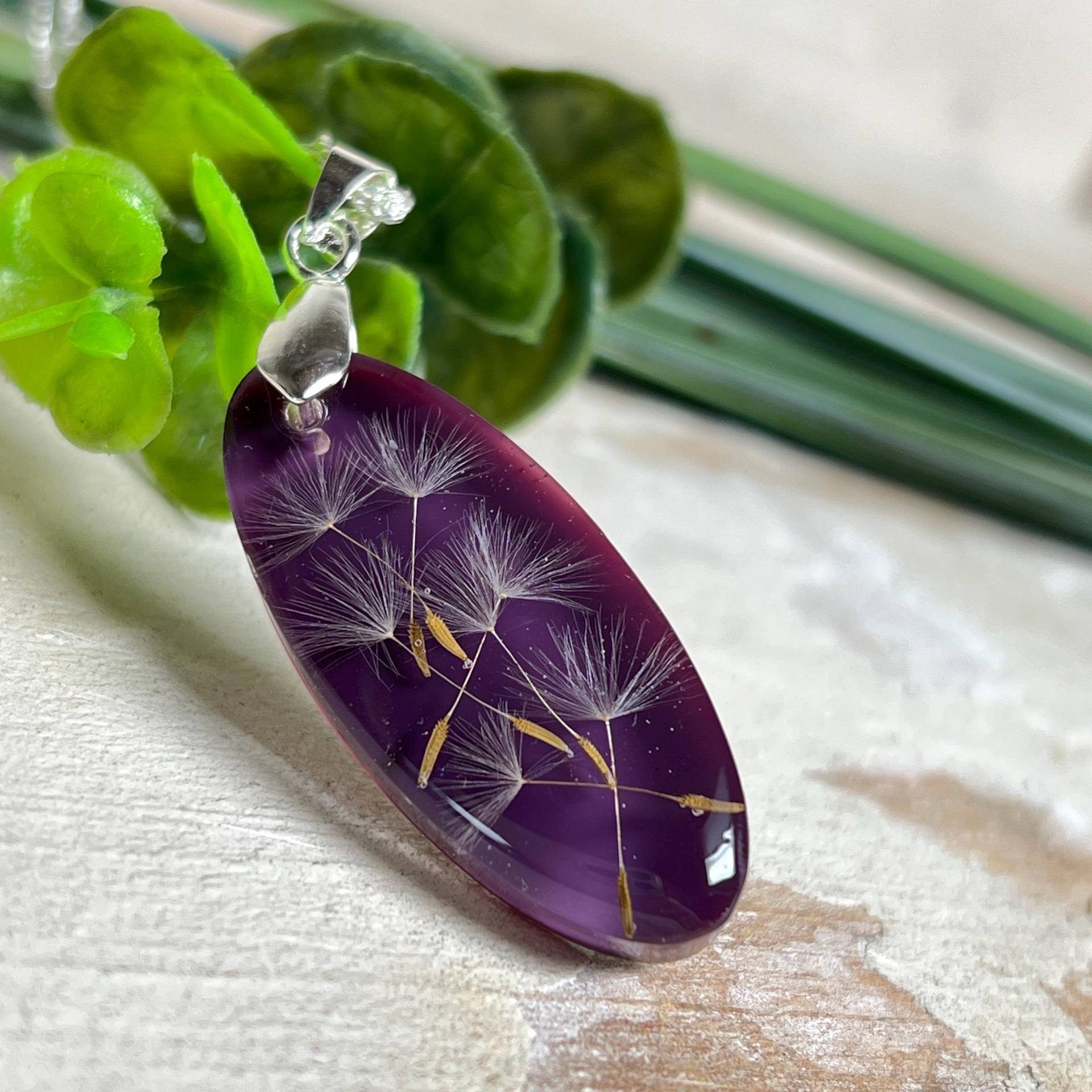 Ovaler Anhänger Mit Echter Pusteblume Harz Brombeerfarben 4x1, 8 cm Versilbert Kette 50 Karabinerverschluss, Glücksbringer Ovaler Anhänger Mit Echter Pusteblume Harz Brombeerfarben 4x1, 8 cm Versilbert Kette 50 Karabinerverschluss, Glücksbringer von ZeitlosSchmuckDesign