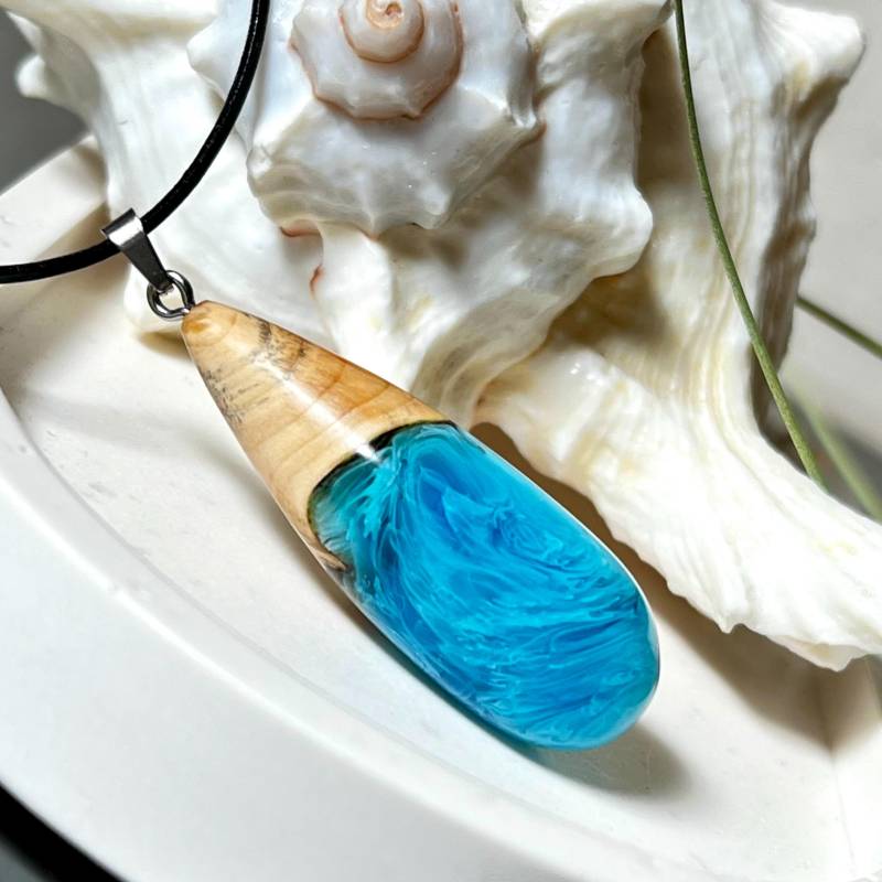 Tropfenanhänger Ocean Flow/Holz & Harz in Blautönen - Handgemachter Naturschmuck Mit Lederkette Maritimes Unikat- Geschenkidee von ZeitlosSchmuckDesign