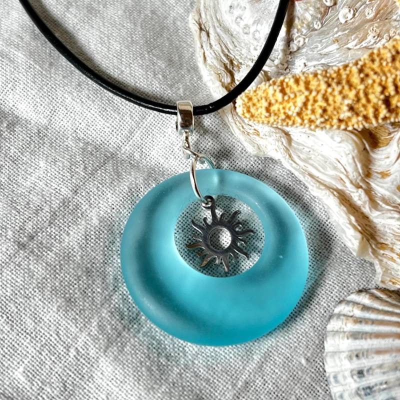Turquoise Bay-Maritime Seeglas-Halskette Türkis Mit Sonnen-Charm - Donut-Anhänger, Lederkette, Edelstahl-Verschluss Handmade Geschenkidee Turquoise Bay-Maritime Seeglas-Halskette Türkis Mit Sonnen-Charm - Donut-Anhänger, Lederkette, Edelstahl-Verschluss Handmade Geschenkidee von ZeitlosSchmuckDesign