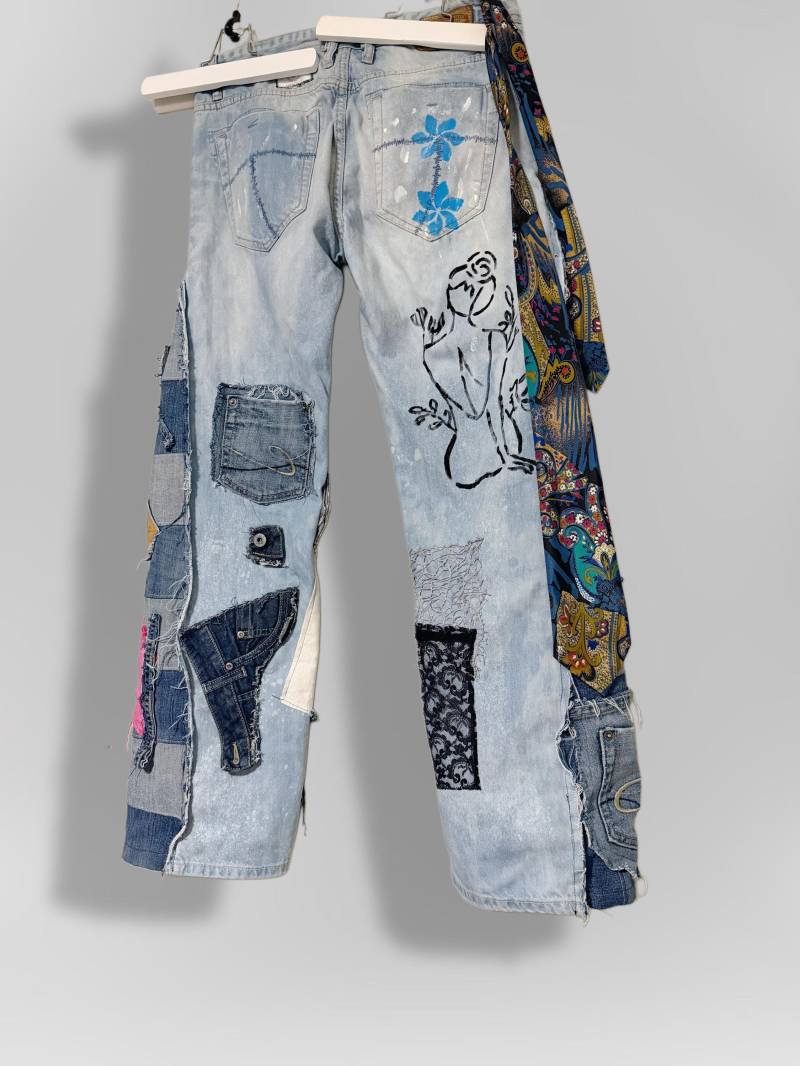Upcycling Jeans Unikat - Handbemalte Patchwork Baggy Mit Spitze | Zeitlos By Marija von ZeitlosbyMarija