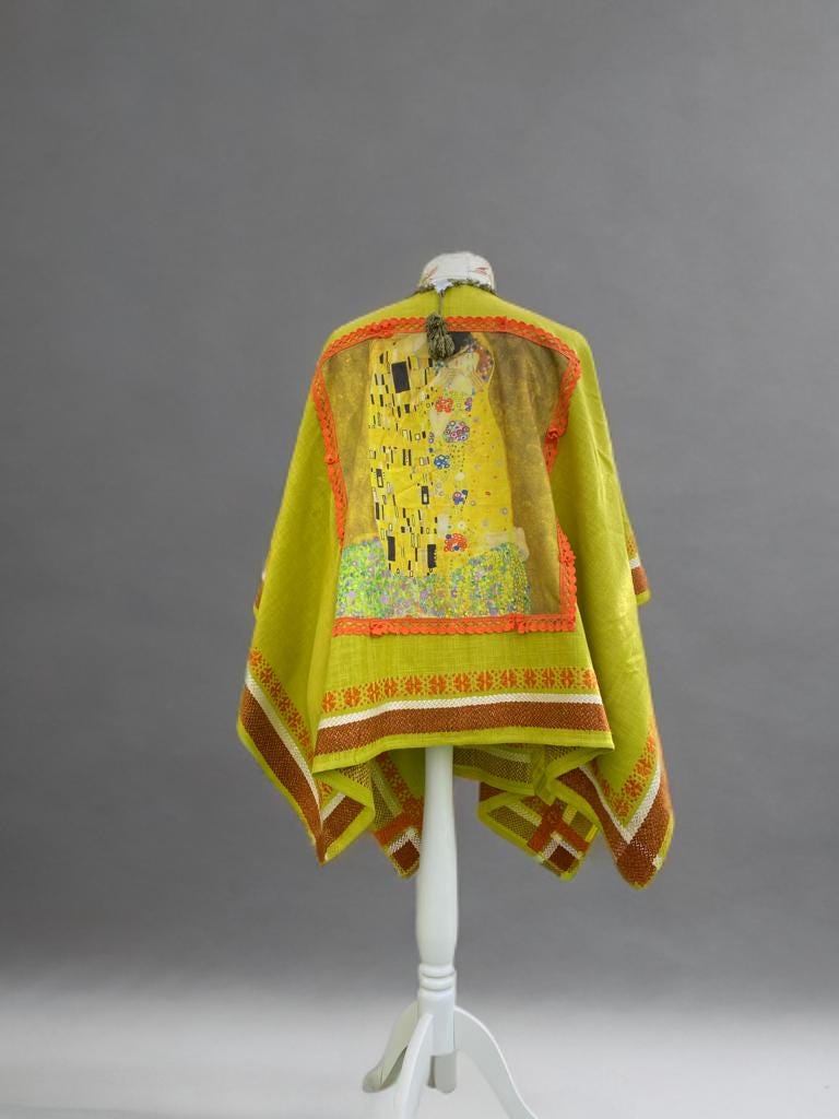Vintage Überwurf Aus 80Er Tischdecke Mit Gustav Klimt Applikation | Einzigartiges Upcycling Cape Kunst Zum Anziehen - Zeitlos By Marija von ZeitlosbyMarija
