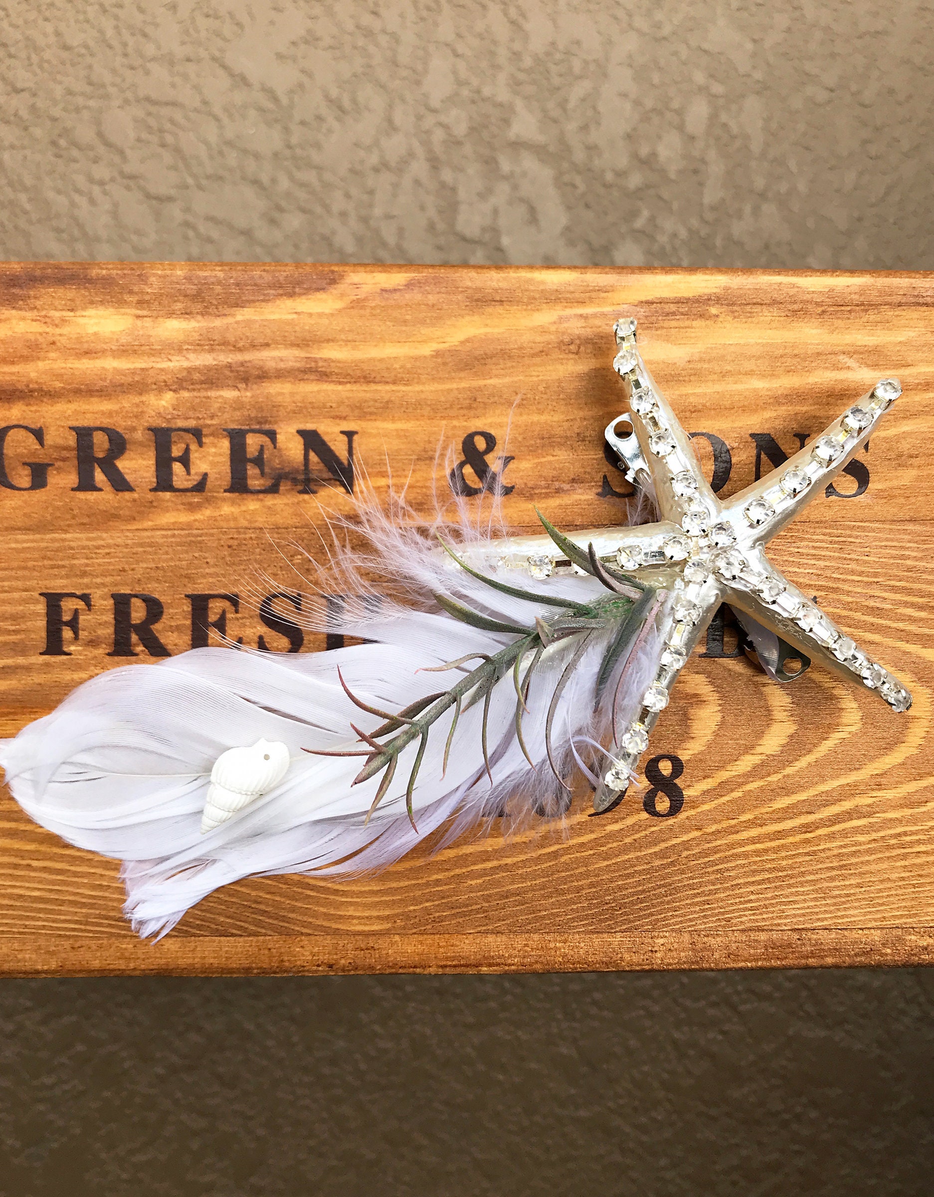 Handgemachte Seestern Haarspange, Feder Haar-Accessoire, Boho Strand Dekor, Shell-Kunst, Meerjungfrau Hochzeit, Meer Göttin Kunst, Geschenk Dekor Handgemachte Seestern Haarspange, Feder Haar-Accessoire, Boho Strand Dekor, Shell-Kunst, Meerjungfrau Hochzeit, Meer Göttin Kunst, Geschenk Dekor von Zellla