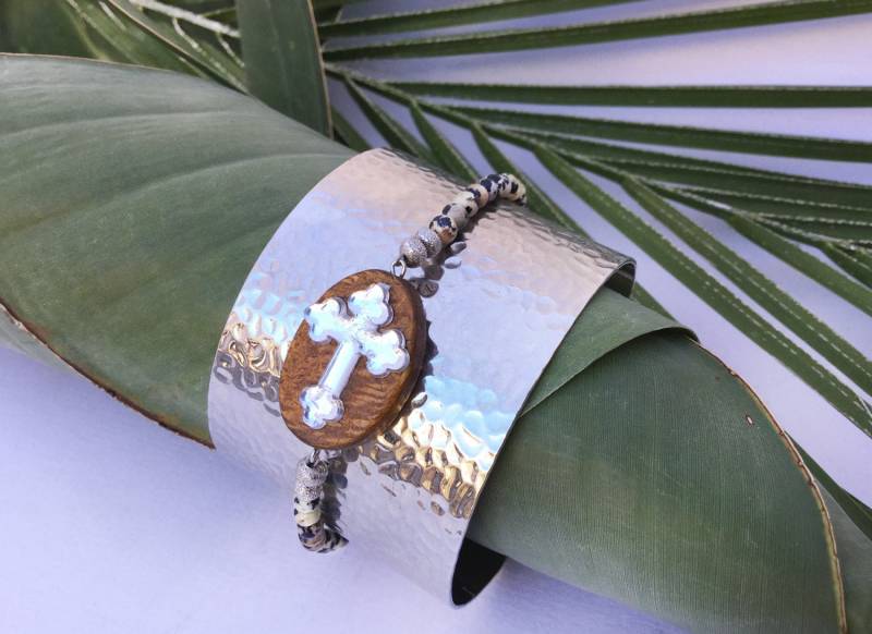 Handgemachtes Kreuz Armband, Manschette, Chakra Heilenergie Spirituell, Wikinger Armreif, Holz Kreuz, Boho Armband von Zellla