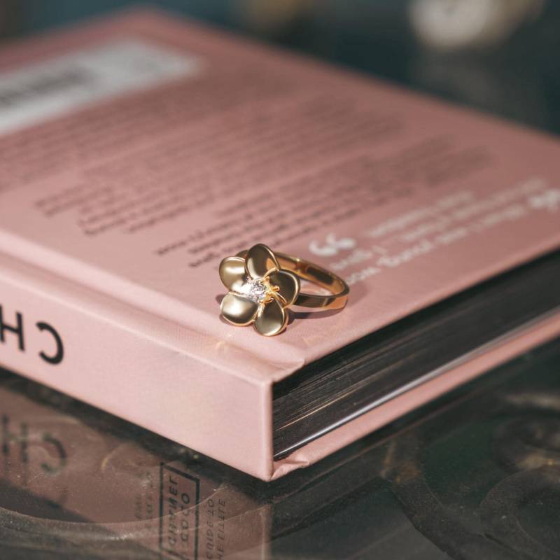 Goldener Blütenring, Solid Gold Floral Band Mit Weißem Edelstein von ZelvetiJewelry