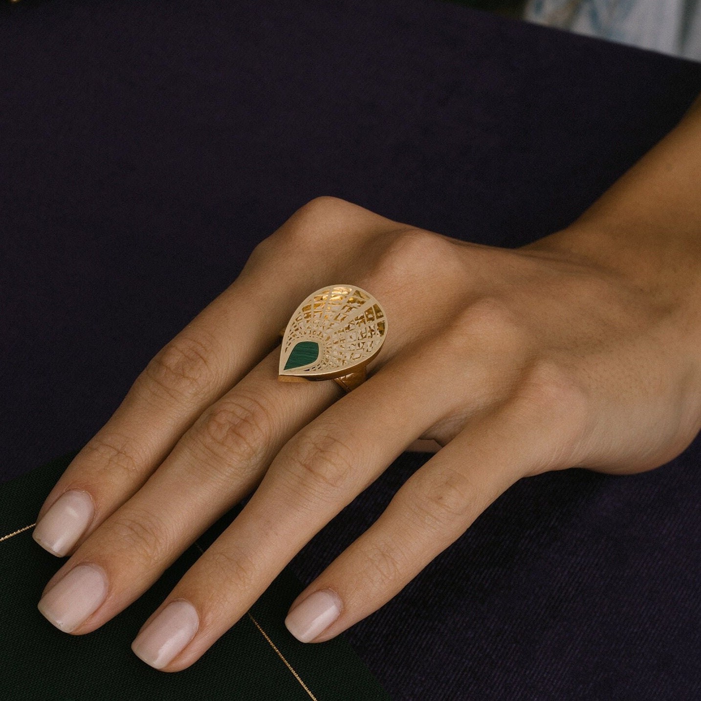 Malachit Teardrop Statement Ring, Feiner Handgemachter Maximalist Schmuck, 14K Solid Gold Pfau Chunky Einzigartiges Sommer Hochzeitsgeschenk Malachit Teardrop Statement Ring, Feiner Handgemachter Maximalist Schmuck, 14K Solid Gold Pfau Chunky Einzigartiges Sommer Hochzeitsgeschenk von ZelvetiJewelry
