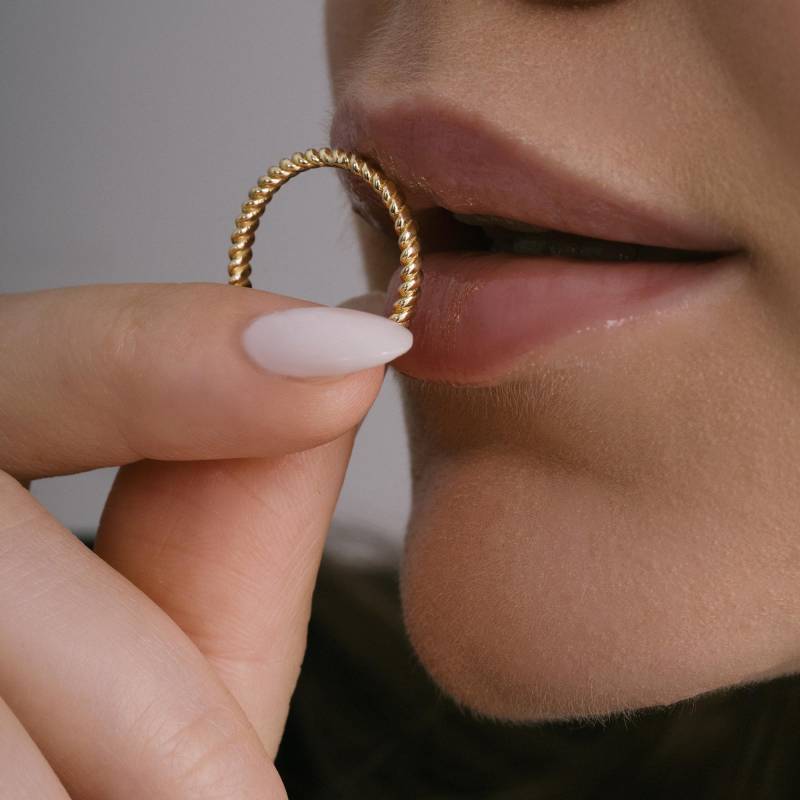 Massiver Gold Zierlicher Twist Seilring, Feiner Handgemachter Goldschmuck, 14K Dünner Eternity-stacking-Ring, Einzigartiges Sommerhochzeitsgeschenk von ZelvetiJewelry