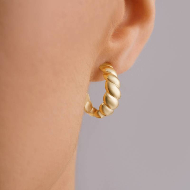 Solid Gold Croissant Halbe Creolen, Feiner Handgemachter Goldschmuck, 14K Kleine Coole Twist Ohrringe, Einzigartige Sommer Hochzeitsgeschenk von ZelvetiJewelry