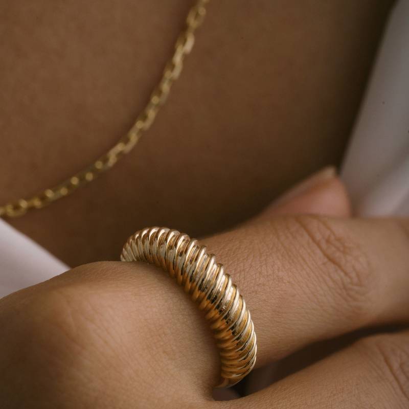 Solid Gold Croissant Twist Ring, Feiner Handgemachter Goldschmuck, 14K Stapelbarer Klobiger Seil Cooler Einzigartiges Sommerhochzeitsgeschenk von ZelvetiJewelry