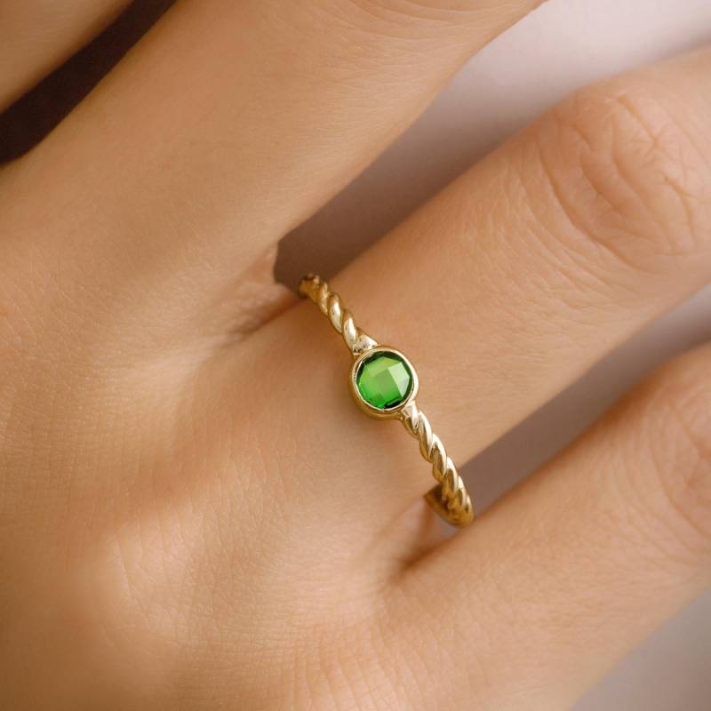 Massiver Gold Geburtsstein Smaragd Twist Ring, Feiner Handgemachter Goldschmuck von ZelvetiJewelry