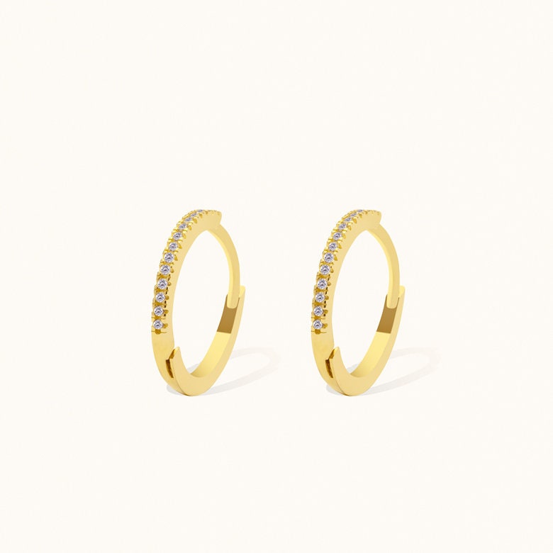 Solid Gold Halbe Ewigkeit Edelstein Hoop Ohrringe, Feiner Handgemachter Goldschmuck, 14K Dünne Einzigartiges Sommer Hochzeitsgeschenk Solid Gold Halbe Ewigkeit Edelstein Hoop Ohrringe, Feiner Handgemachter Goldschmuck, 14K Dünne Einzigartiges Sommer Hochzeitsgeschenk von ZelvetiJewelry