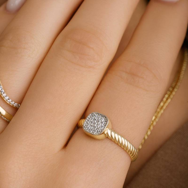 Solider Gold Pavé Quadrat Ring 14K Dainty Handgemachte Siegel von ZelvetiJewelry