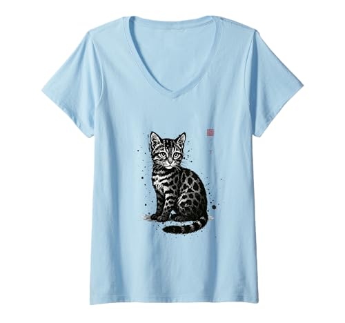 Damen Japanische Sumi-e Tintenwaschung Wildlife Art, Tsushima Leopard Katze T-Shirt mit V-Ausschnitt Damen Japanische Sumi-e Tintenwaschung Wildlife Art, Tsushima Leopard Katze T-Shirt mit V-Ausschnitt von Zen Ink Creations