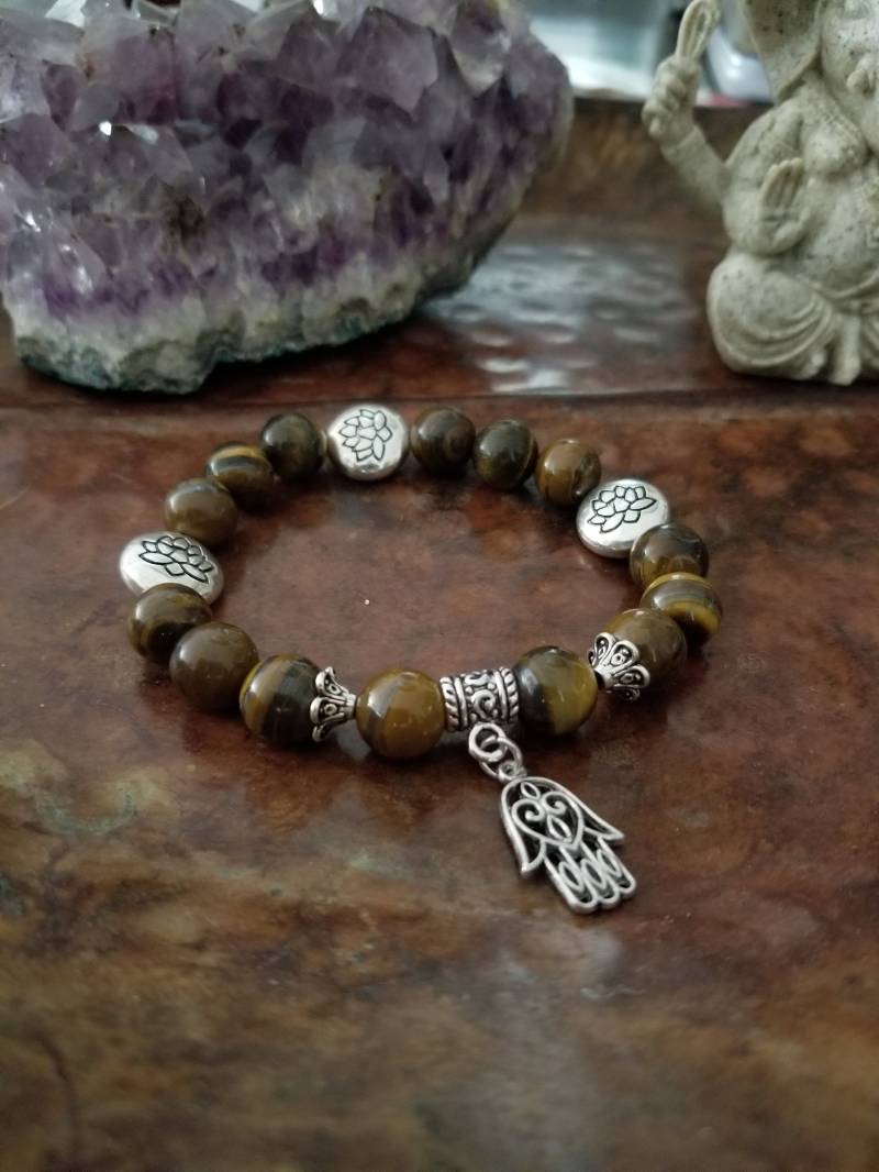 Tiger Auge Armband Mit Fatima Und Lotus Blume Charme Tiger Auge Armband Mit Fatima Und Lotus Blume Charme von ZenBabe