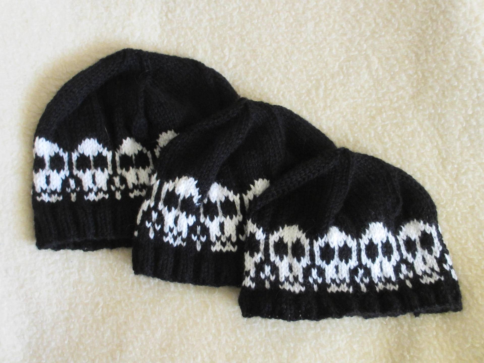 Handgestrickte Mütze Mit Totenkopfmuster Handgestrickte Mütze Mit Totenkopfmuster von ZenFibercrafts
