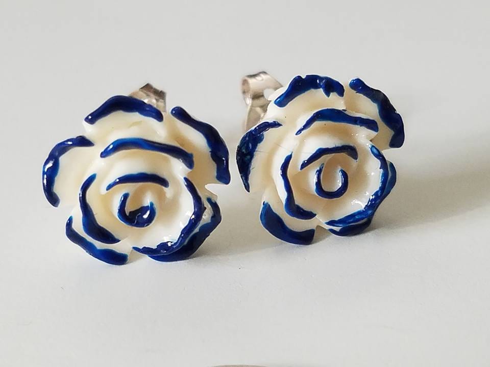 Alice Im Wunderland-Rosen-Ohrstecker Blaue Blüten Alice Im Wunderland-Rosen-Ohrstecker Blaue Blüten von ZenSationalGifts