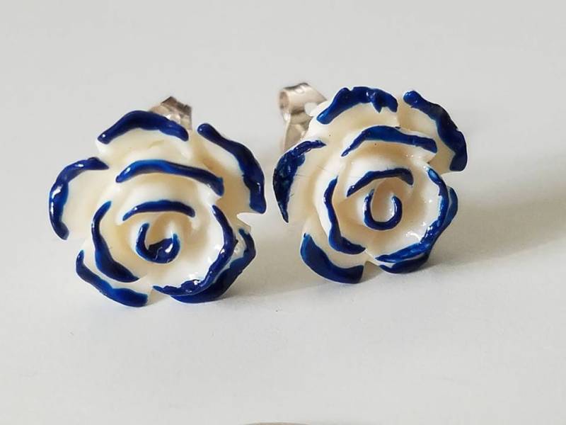 Alice Im Wunderland-Rosen-Ohrstecker Blaue Blüten Alice Im Wunderland-Rosen-Ohrstecker Blaue Blüten von ZenSationalGifts