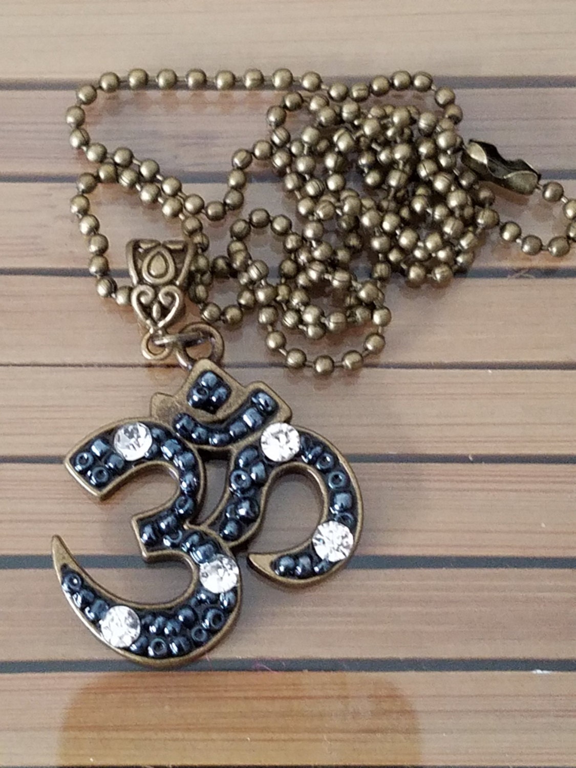 Antike Messing Om Anhänger Halskette Zen Amulett, 22-Zoll-Kette Antike Messing Om Anhänger Halskette Zen Amulett, 22-Zoll-Kette von ZenSationalGifts