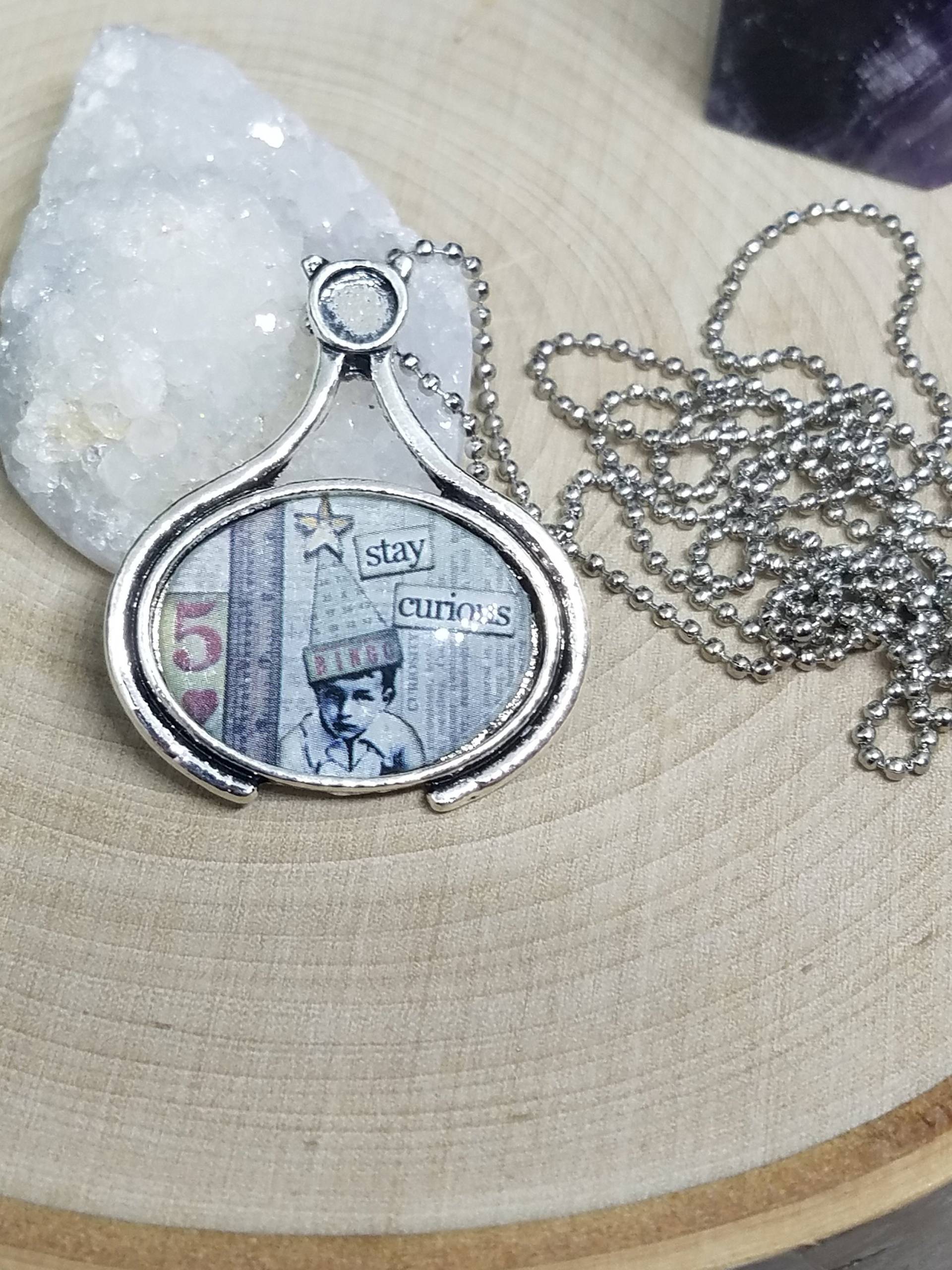 Bleib Neugierig Foto-Anhänger Antike Silber Cameo Halskette, 61 cm Kugelkette Bleib Neugierig Foto-Anhänger Antike Silber Cameo Halskette, 61 cm Kugelkette von ZenSationalGifts
