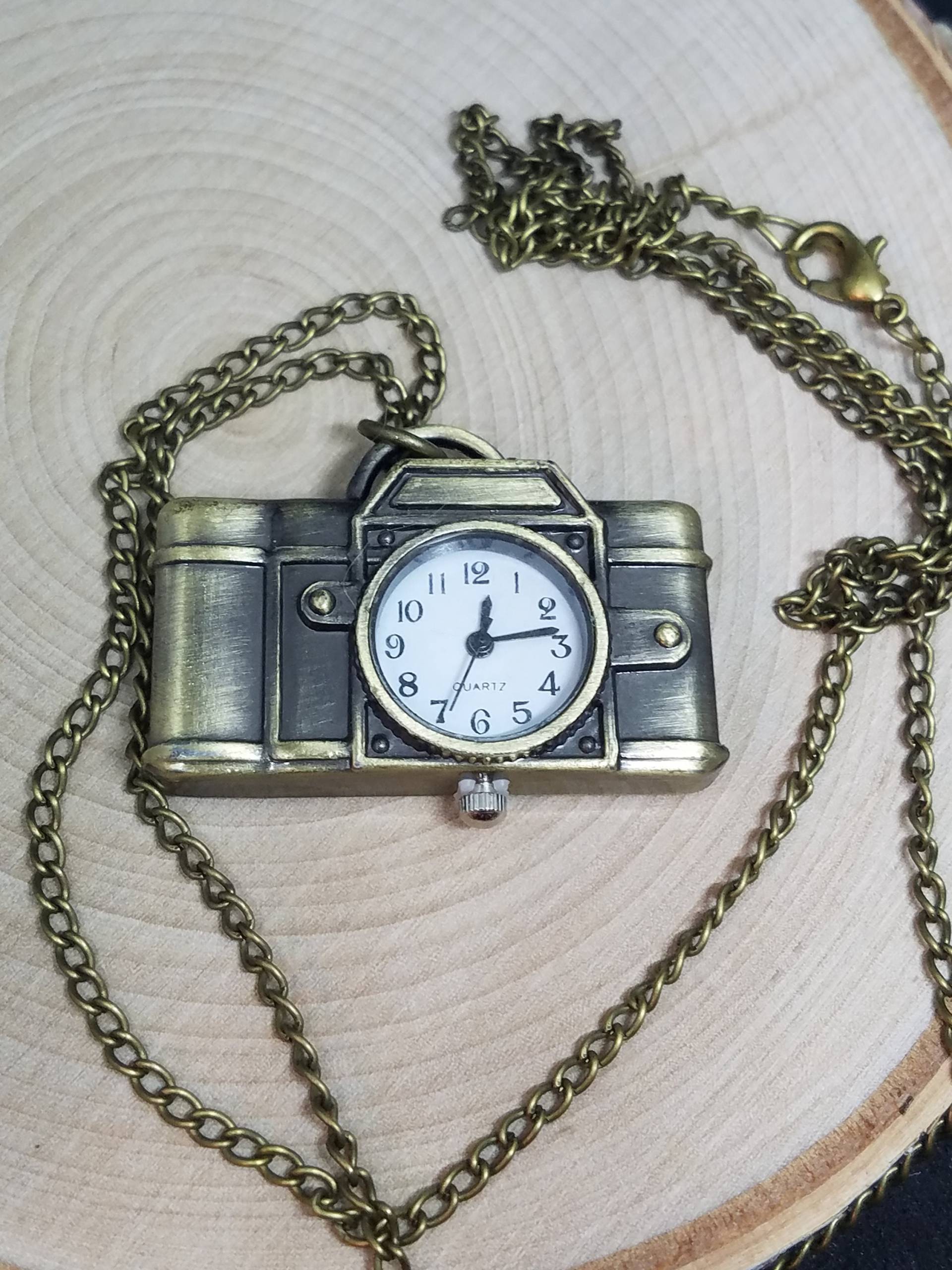 Kamera-Uhr-Halskette Messing-Anhänger, 72cm Kette Kamera-Uhr-Halskette Messing-Anhänger, 72cm Kette von ZenSationalGifts