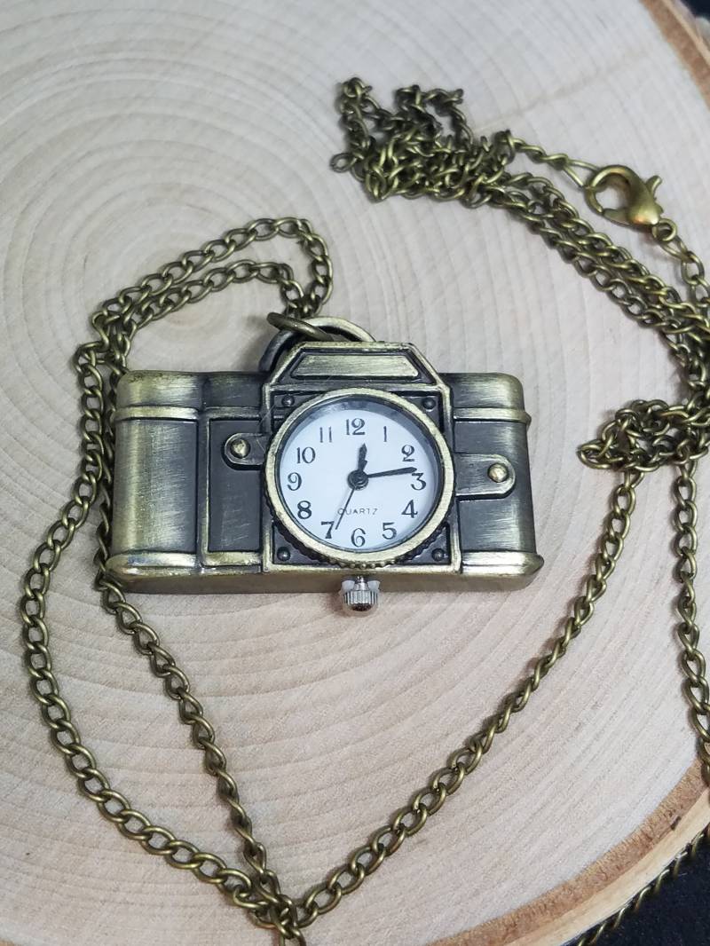 Kamera-Uhr-Halskette Messing-Anhänger, 72cm Kette Kamera-Uhr-Halskette Messing-Anhänger, 72cm Kette von ZenSationalGifts