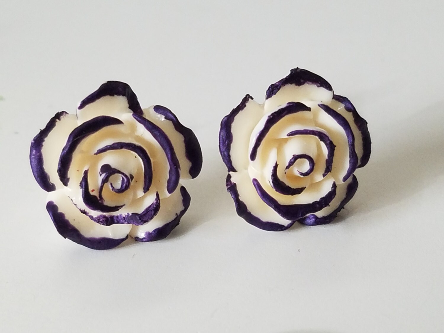 Ohrstecker Mit Lila Rose Im Alice Wunderland Stil Ohrstecker Mit Lila Rose Im Alice Wunderland Stil von ZenSationalGifts