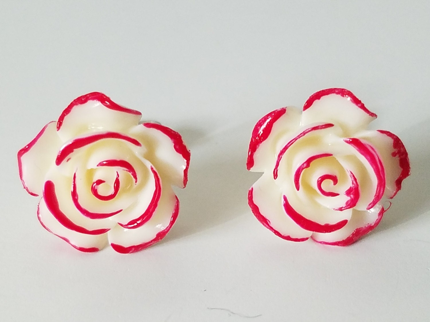 Rote Akzent Rose Ohrstecker Alice Im Wunderland Stil Rote Akzent Rose Ohrstecker Alice Im Wunderland Stil von ZenSationalGifts