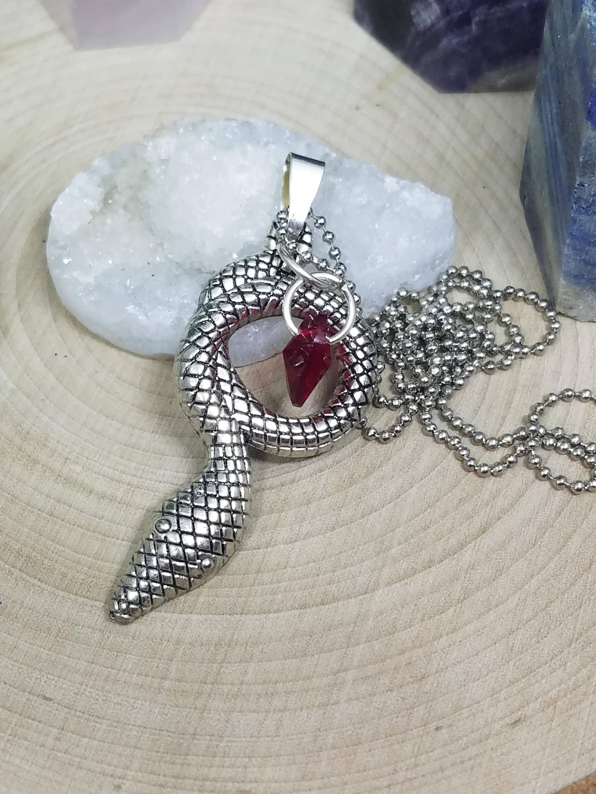 Silber Schlangen-Anhänger-Halskette Mit Rotem Swarovski-Kristall Silber Schlangen-Anhänger-Halskette Mit Rotem Swarovski-Kristall von ZenSationalGifts