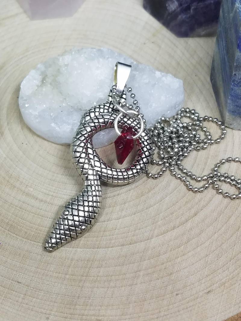 Silber Schlangen-Anhänger-Halskette Mit Rotem Swarovski-Kristall Silber Schlangen-Anhänger-Halskette Mit Rotem Swarovski-Kristall von ZenSationalGifts