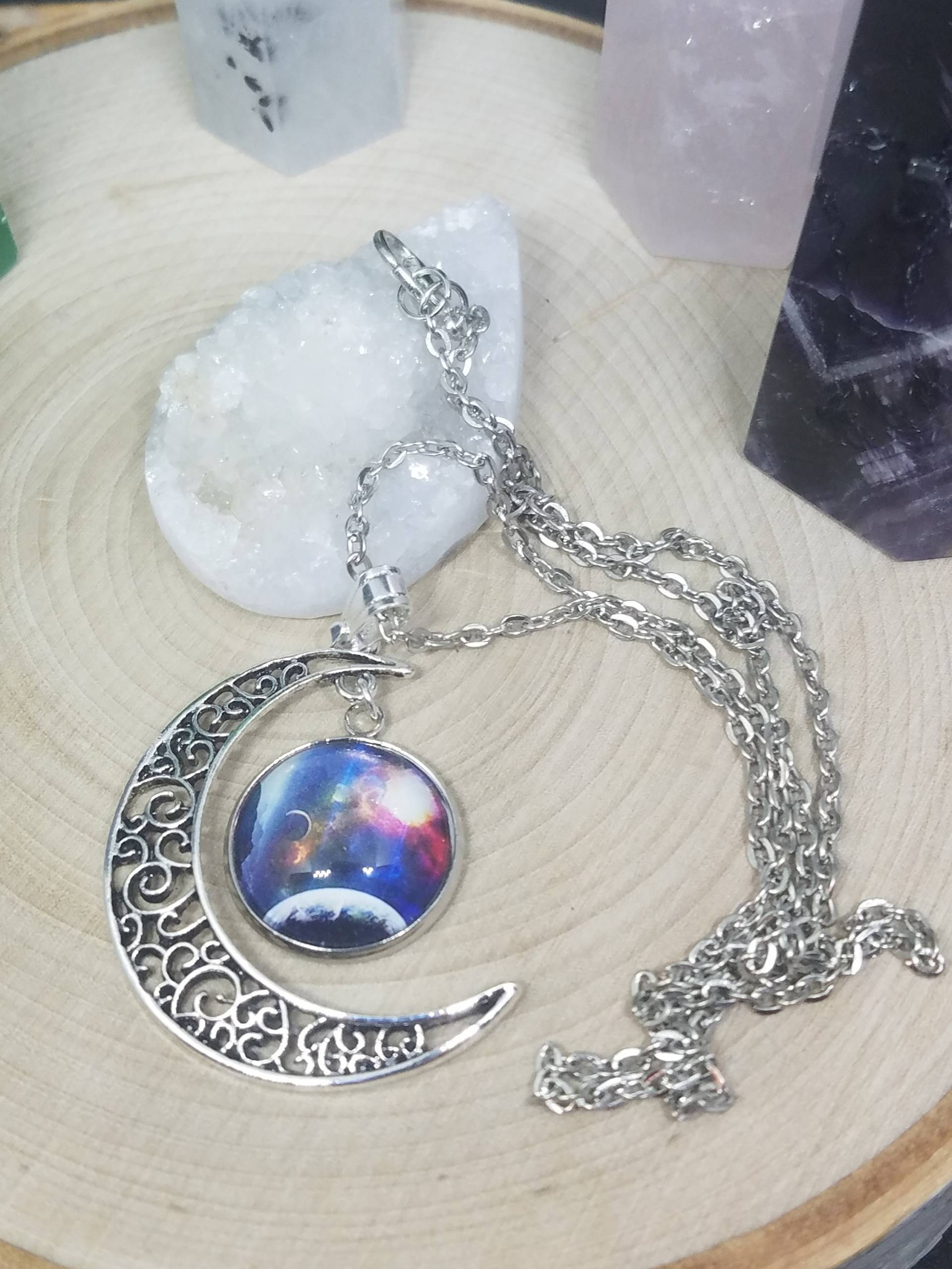 Silberne Halbmond Kette Nebula Space Anhänger, Boho Gothic Schmuck Silberne Halbmond Kette Nebula Space Anhänger, Boho Gothic Schmuck von ZenSationalGifts