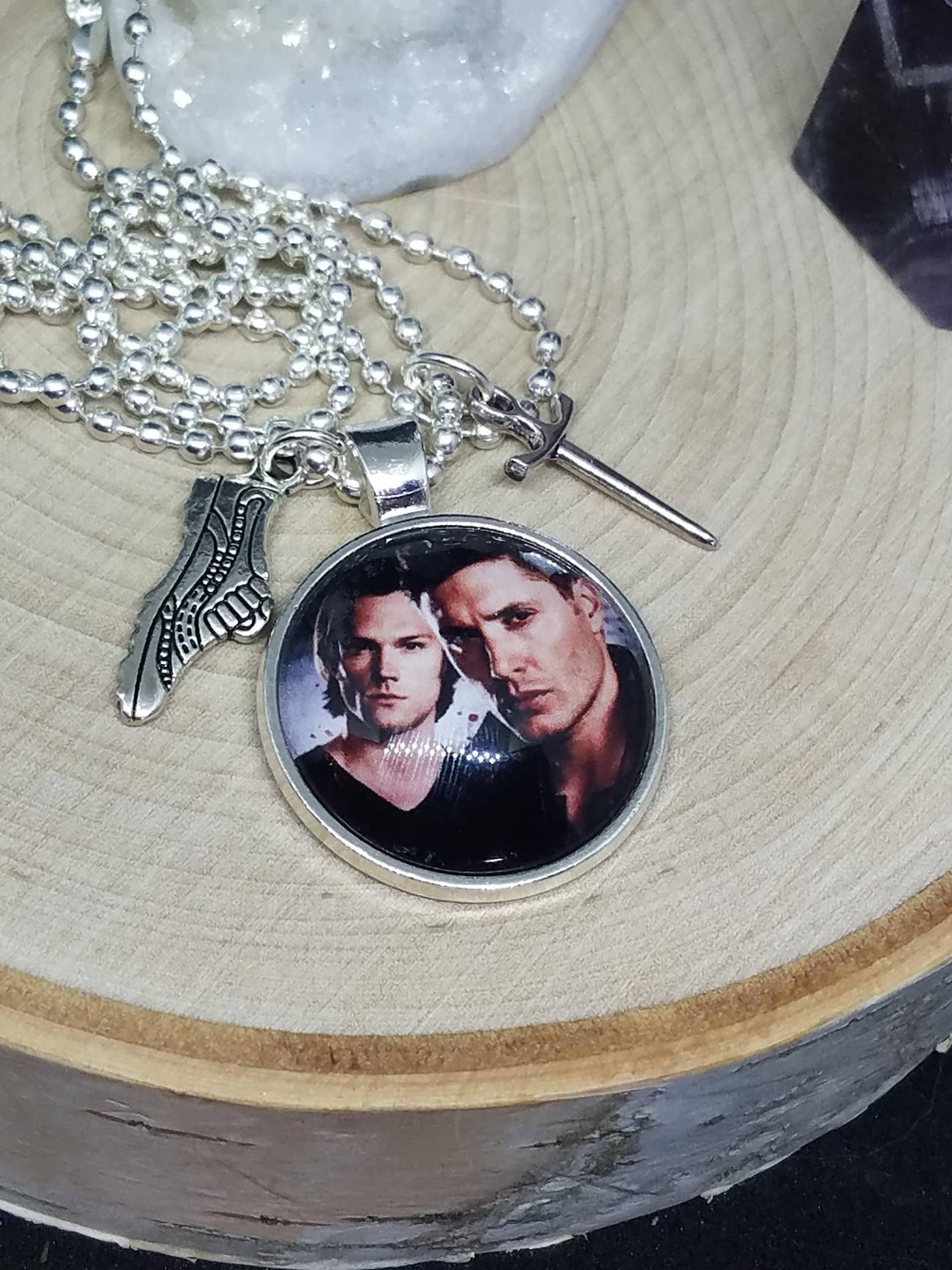 Supernatural Anhänger Mit Foto Anhänger Dean & Sam, Engelsklinge Charm Supernatural Anhänger Mit Foto Anhänger Dean & Sam, Engelsklinge Charm von ZenSationalGifts