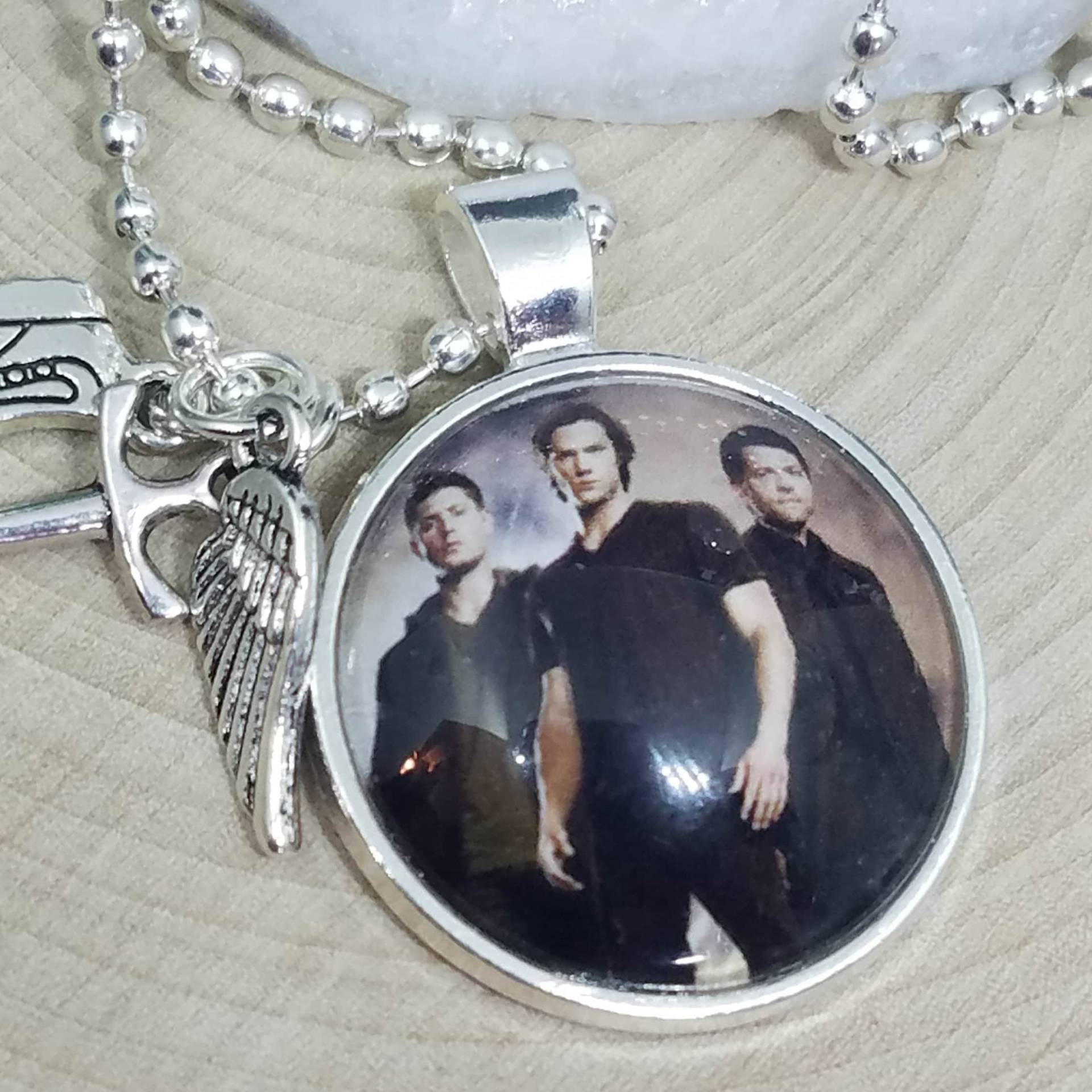Supernatural Anhänger Mit Fotoanhänger Dean, Sam & Castiel, Engelsflügel Charm Supernatural Anhänger Mit Fotoanhänger Dean, Sam & Castiel, Engelsflügel Charm von ZenSationalGifts