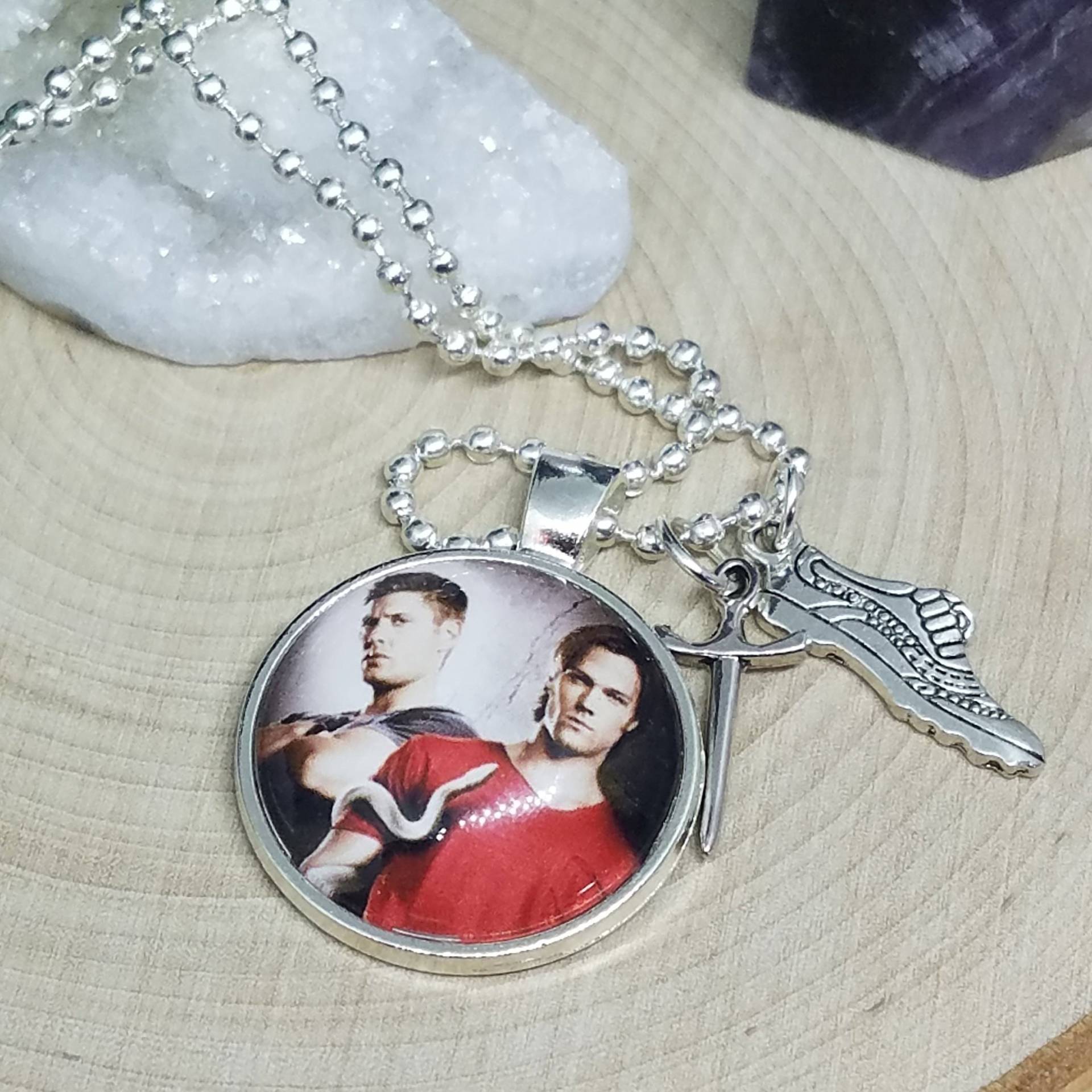 Supernatural Anhänger Mit Fotoanhänger Sam & Dean, Engelsklingenanhänger Supernatural Anhänger Mit Fotoanhänger Sam & Dean, Engelsklingenanhänger von ZenSationalGifts