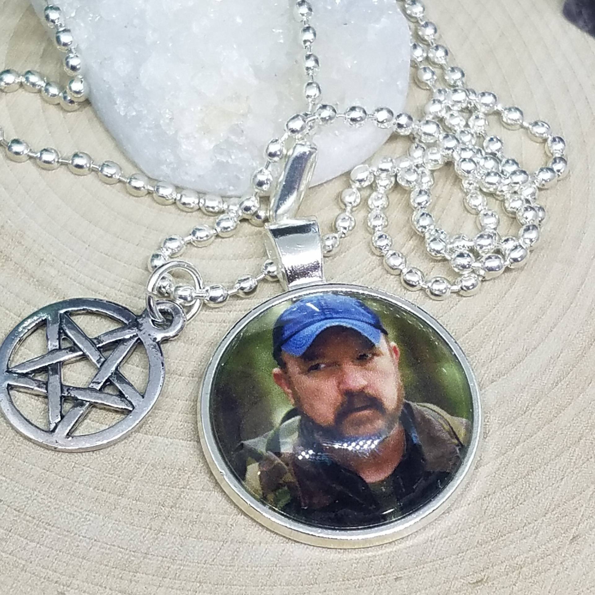Supernatural Bobby Singer Foto Anhänger Halskette Mit Pentagramm & Engel Charms Supernatural Bobby Singer Foto Anhänger Halskette Mit Pentagramm & Engel Charms von ZenSationalGifts