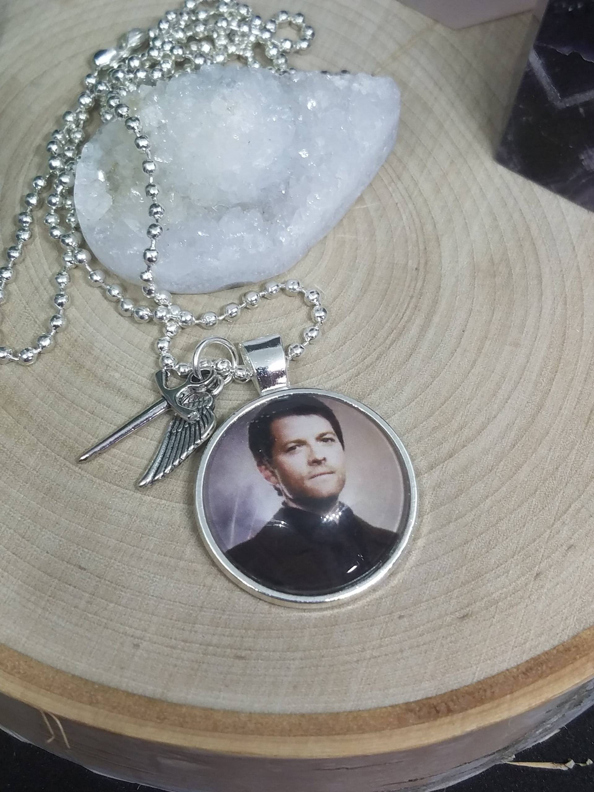 Supernatural Castiel Foto-Anhänger-Halskette Engelsflügel-Charm Supernatural Castiel Foto-Anhänger-Halskette Engelsflügel-Charm von ZenSationalGifts