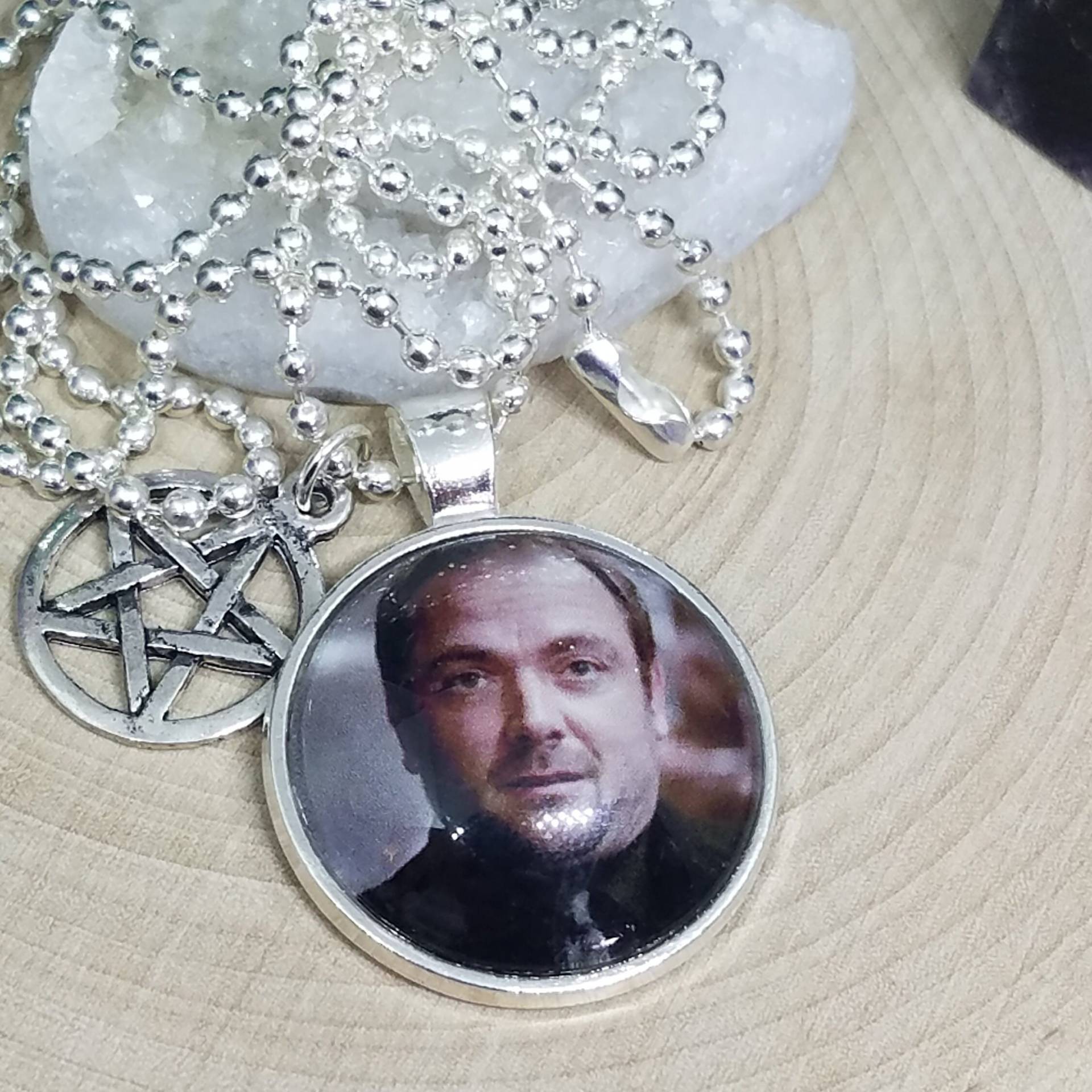 Supernatural Crowley Anhänger Halskette König Der Hölle, Pentagramm Supernatural Crowley Anhänger Halskette König Der Hölle, Pentagramm von ZenSationalGifts