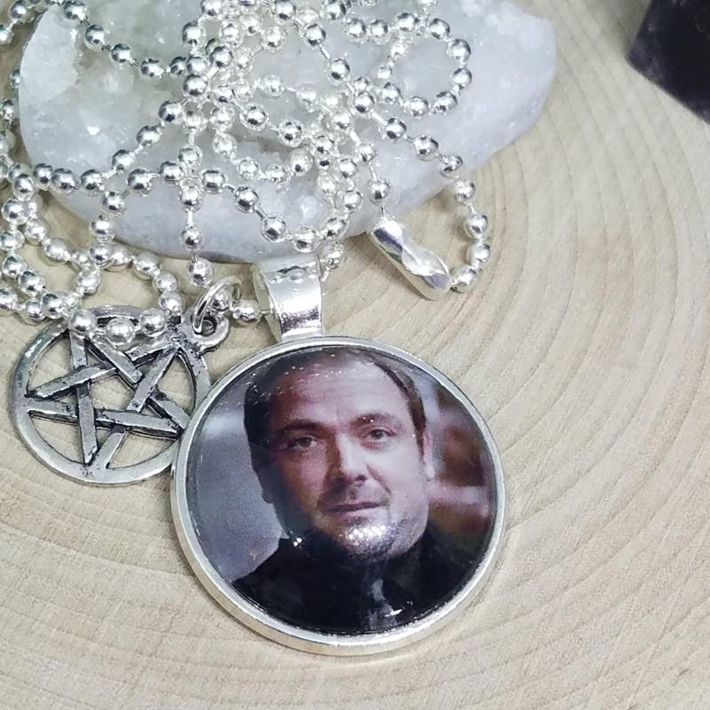 Supernatural Crowley Anhänger Halskette König Der Hölle, Pentagramm Supernatural Crowley Anhänger Halskette König Der Hölle, Pentagramm von ZenSationalGifts