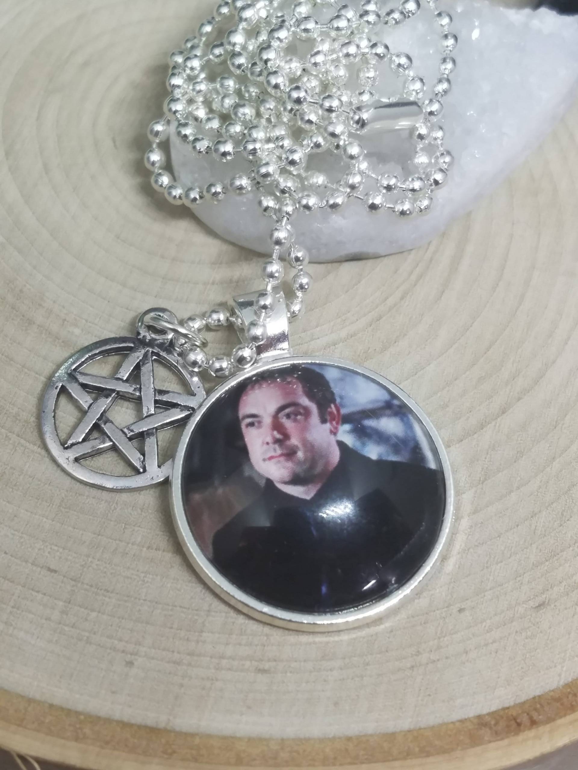 Supernatural Crowley Foto-Halskette King Of Hell Pentagramm Anhänger Supernatural Crowley Foto-Halskette King Of Hell Pentagramm Anhänger von ZenSationalGifts