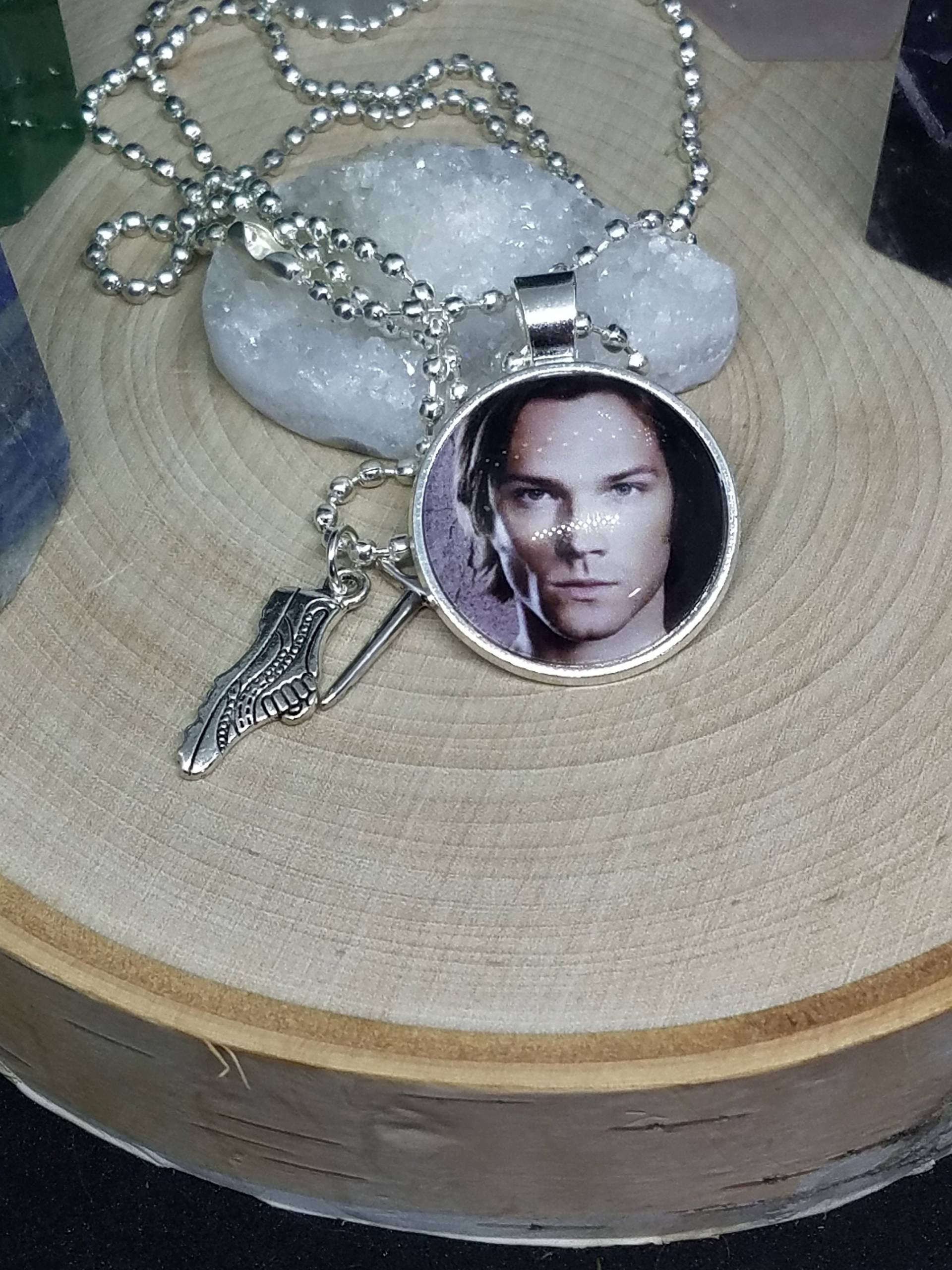 Supernatural Sam Winchester Anhänger Mit Fotoanhänger Und Angel Charm Supernatural Sam Winchester Anhänger Mit Fotoanhänger Und Angel Charm von ZenSationalGifts
