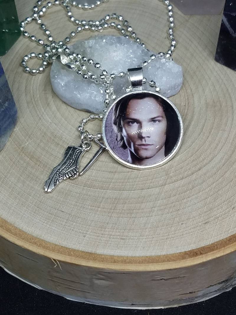 Supernatural Sam Winchester Anhänger Mit Fotoanhänger Und Angel Charm Supernatural Sam Winchester Anhänger Mit Fotoanhänger Und Angel Charm von ZenSationalGifts