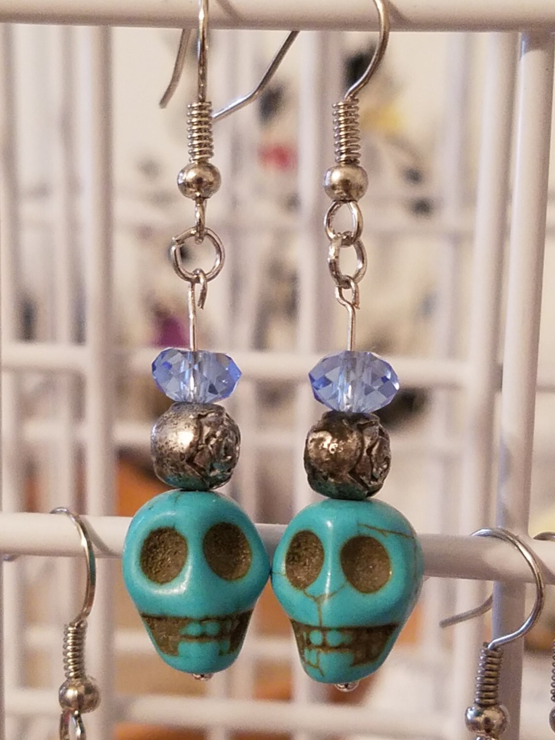 Totenkopf Blaue Ohrringe Witchy Rekonstruierter Stein Ohrhänger Totenkopf Blaue Ohrringe Witchy Rekonstruierter Stein Ohrhänger von ZenSationalGifts
