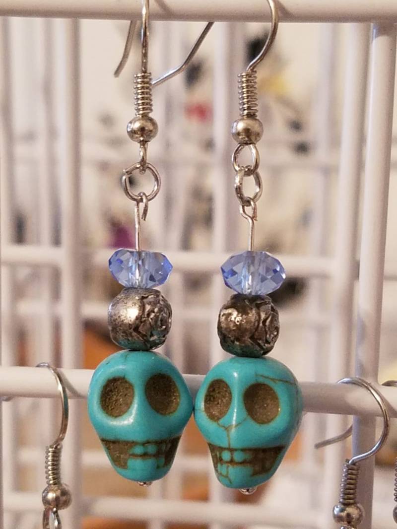 Totenkopf Blaue Ohrringe Witchy Rekonstruierter Stein Ohrhänger Totenkopf Blaue Ohrringe Witchy Rekonstruierter Stein Ohrhänger von ZenSationalGifts