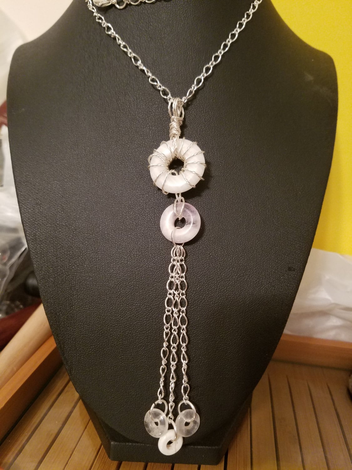 Weißer Quarz Kristall Donut Halskette Sterling Silber Wire Wrapped Boho Schmuck von ZenSationalGifts