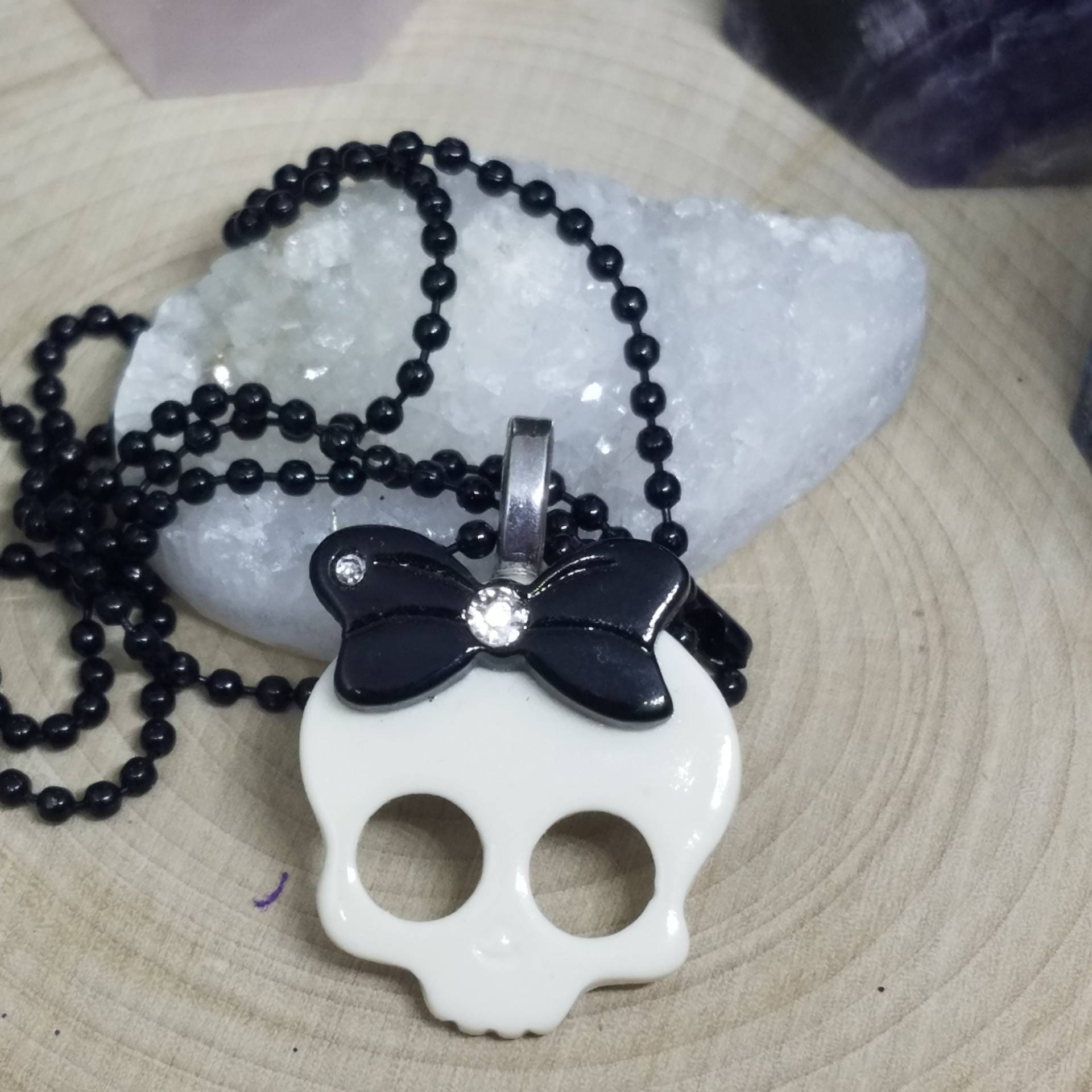 Weißer Totenkopf Anhänger Gothic Strass Schleife, Schwarze Kugel-Kette Weißer Totenkopf Anhänger Gothic Strass Schleife, Schwarze Kugel-Kette von ZenSationalGifts