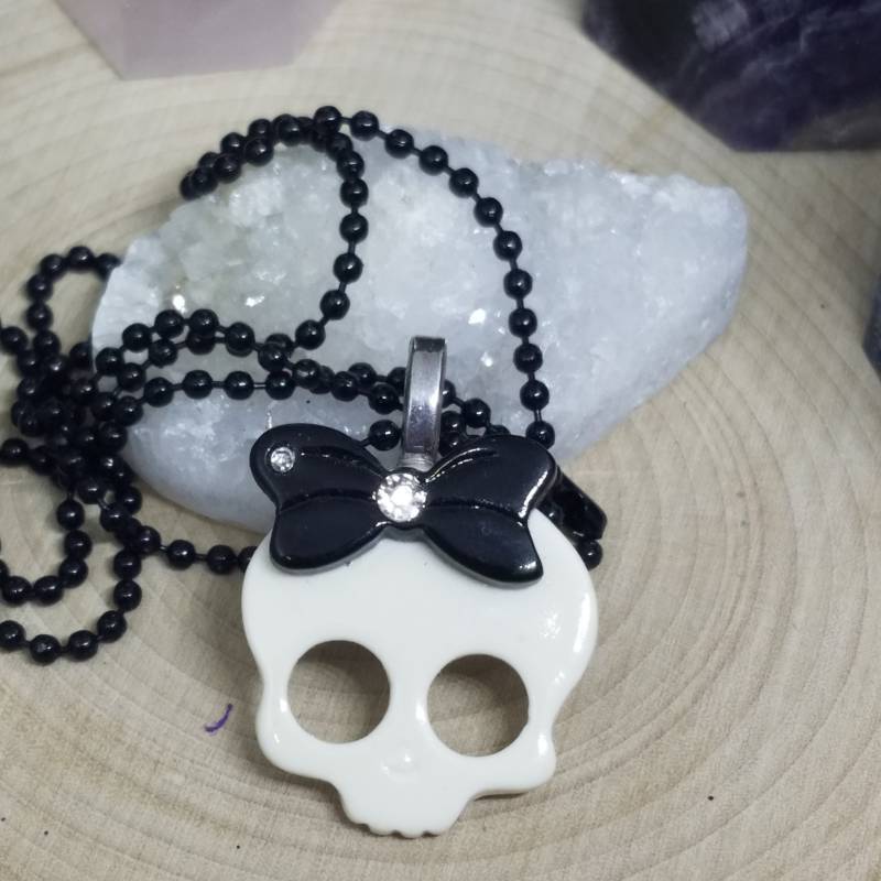 Weißer Totenkopf Anhänger Gothic Strass Schleife, Schwarze Kugel-Kette Weißer Totenkopf Anhänger Gothic Strass Schleife, Schwarze Kugel-Kette von ZenSationalGifts