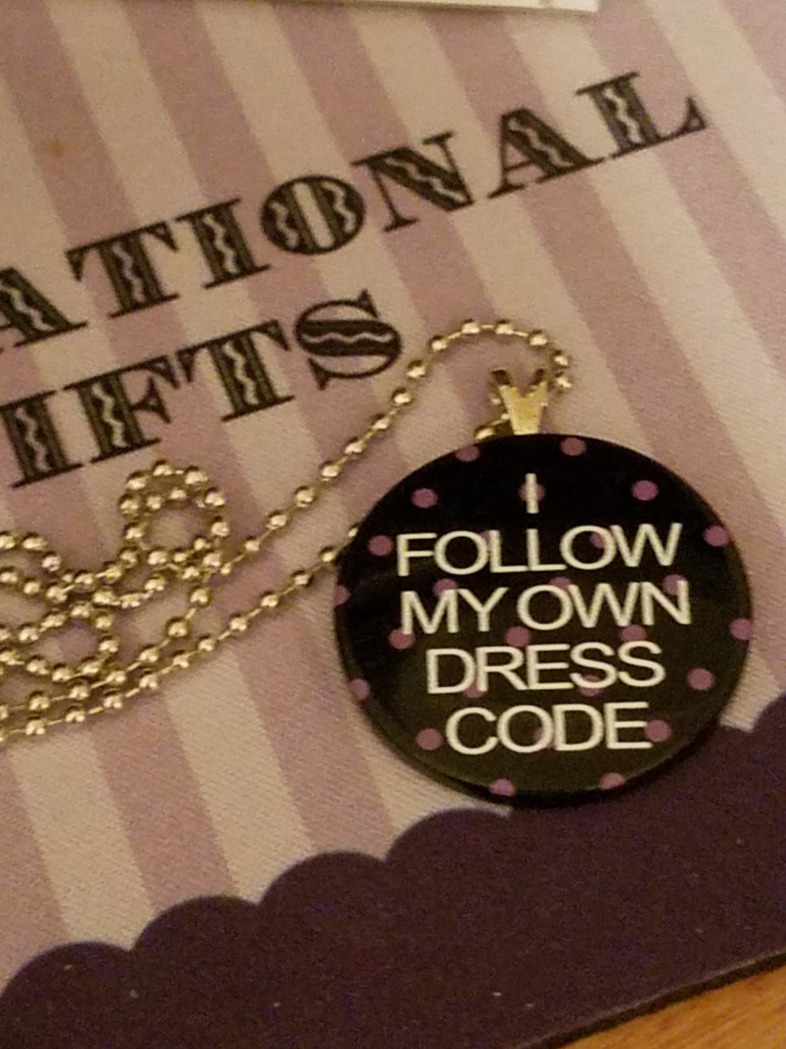 Zitat-Anhänger-Halskette "I Follow My Ourown Dress Code" Zitat-Anhänger-Halskette "I Follow My Ourown Dress Code" von ZenSationalGifts