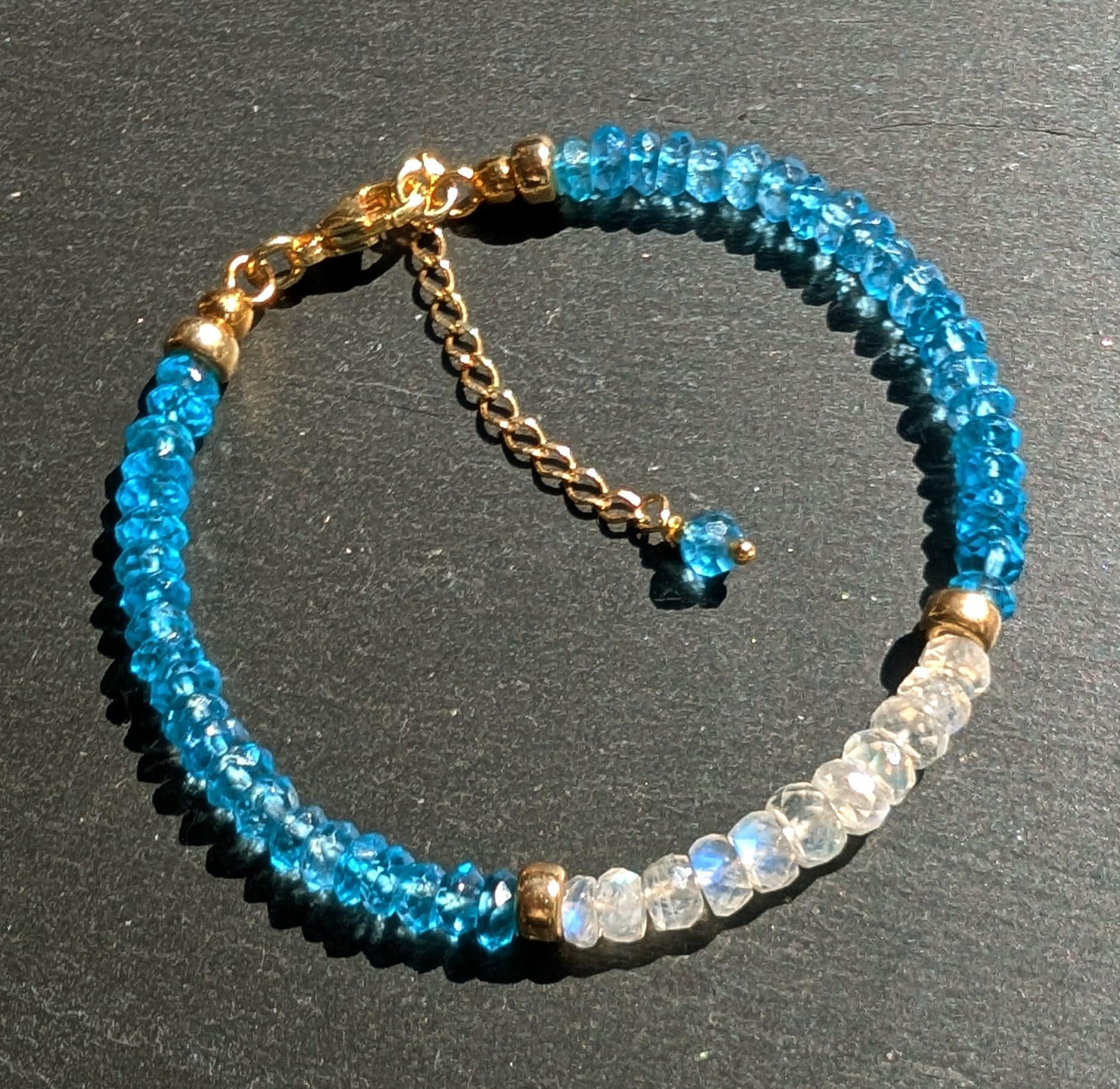 Edelstein-Armband Aus Regenbogen-Mondstein, Blautopas Und Echt Vergoldetem Sterlingsilber von ZenSchmuck