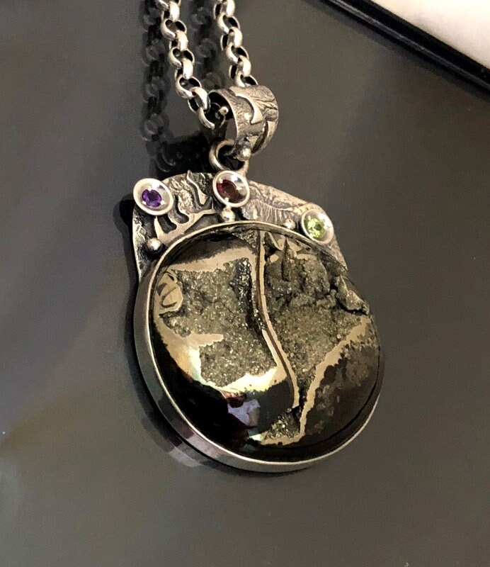 Ammonit Fossil Edelstein Anhänger Handgemachtes Sterling Silber, Granat Peridot Amethyst, Unikat Ammonit Fossil Edelstein Anhänger Handgemachtes Sterling Silber, Granat Peridot Amethyst, Unikat von ZenTasticGemstones