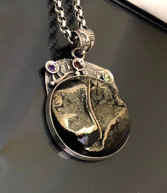 Ammonit Fossil Edelstein Anhänger Handgemachtes Sterling Silber, Granat Peridot Amethyst, Unikat Ammonit Fossil Edelstein Anhänger Handgemachtes Sterling Silber, Granat Peridot Amethyst, Unikat von ZenTasticGemstones
