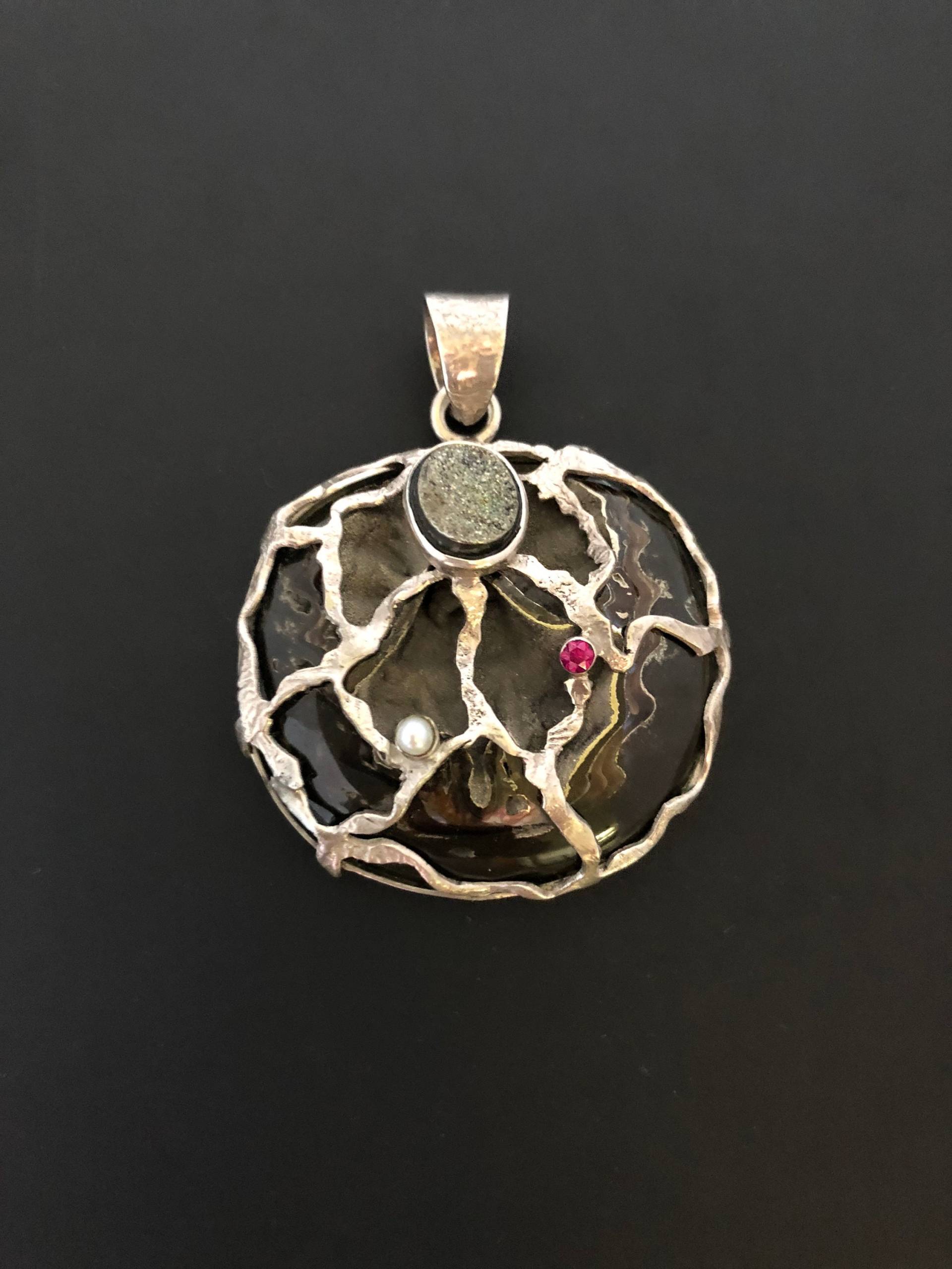 Handwerker Ammonit Fossil Anhänger Sterling Silber, Rubin, Markasit Druzy Handwerker Ammonit Fossil Anhänger Sterling Silber, Rubin, Markasit Druzy von ZenTasticGemstones