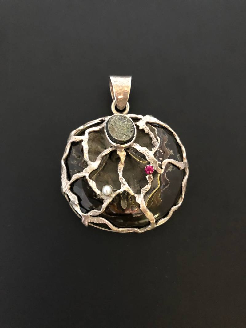 Handwerker Ammonit Fossil Anhänger Sterling Silber, Rubin, Markasit Druzy von ZenTasticGemstones